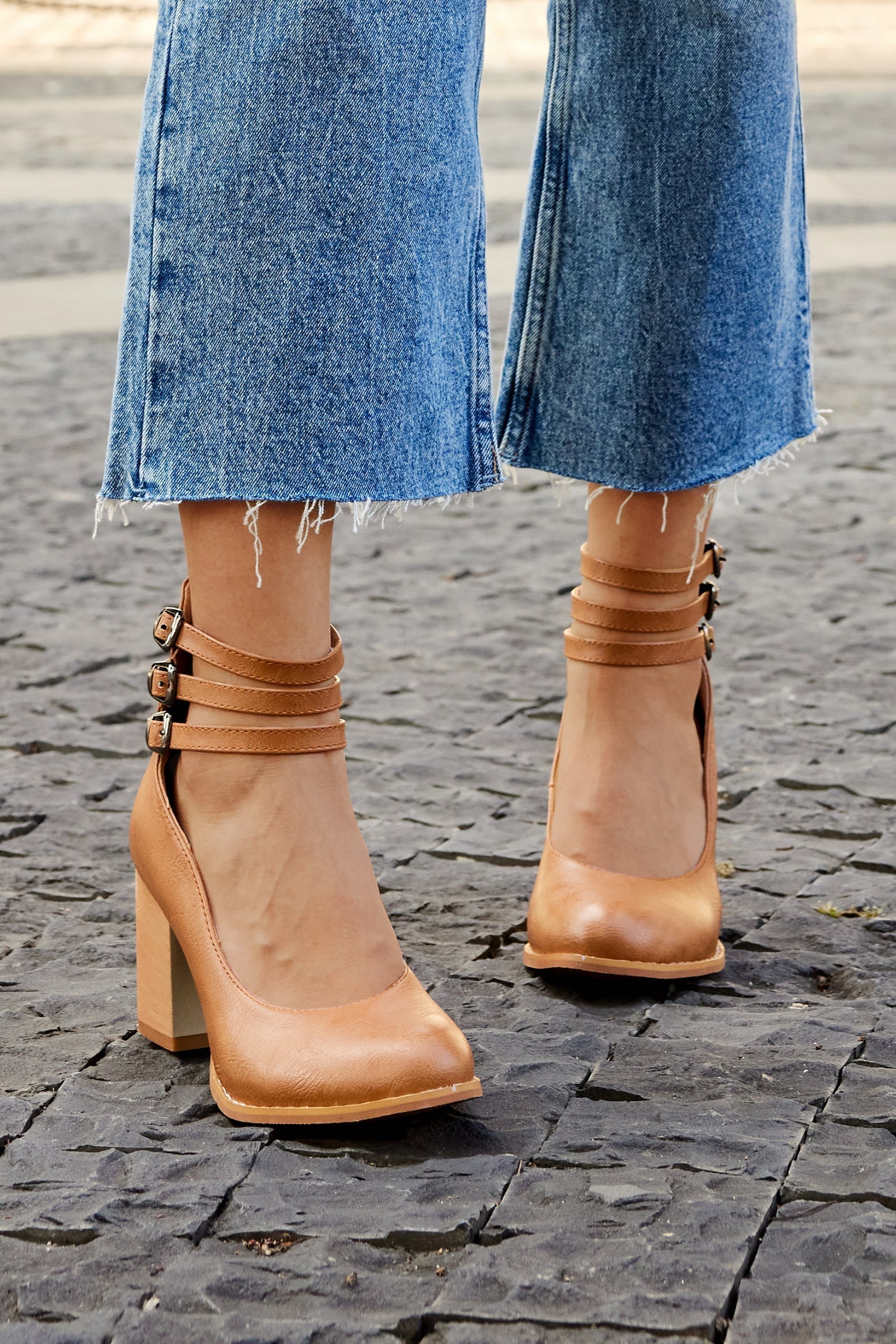 Casilda | Glatte Sandalen mit Knöchelriemen und dicker Sohle