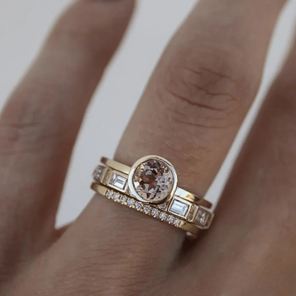 Lora," it remains unchanged. The rewritten title is: "Eleganter Ring mit Einlage.