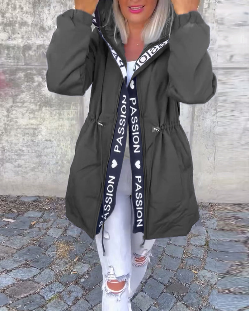 Lässiger Mantel mit Kapuze und Kordelzug im Buchstabenmuster