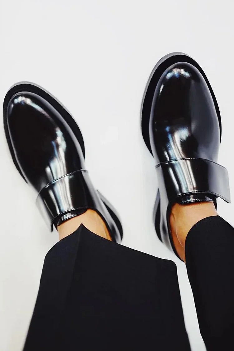 IRIS | Elegante glänzende Loafer mit Riemen für einen makellosen Stil