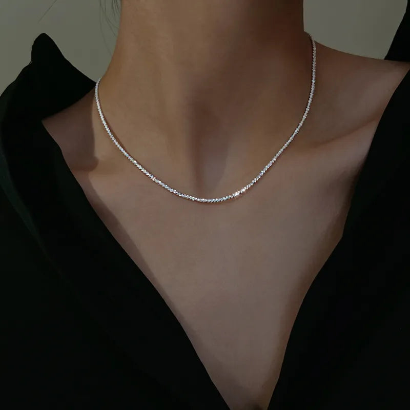 The product title remains unchanged: "Elegance-Schlüsselbein-Halskette".