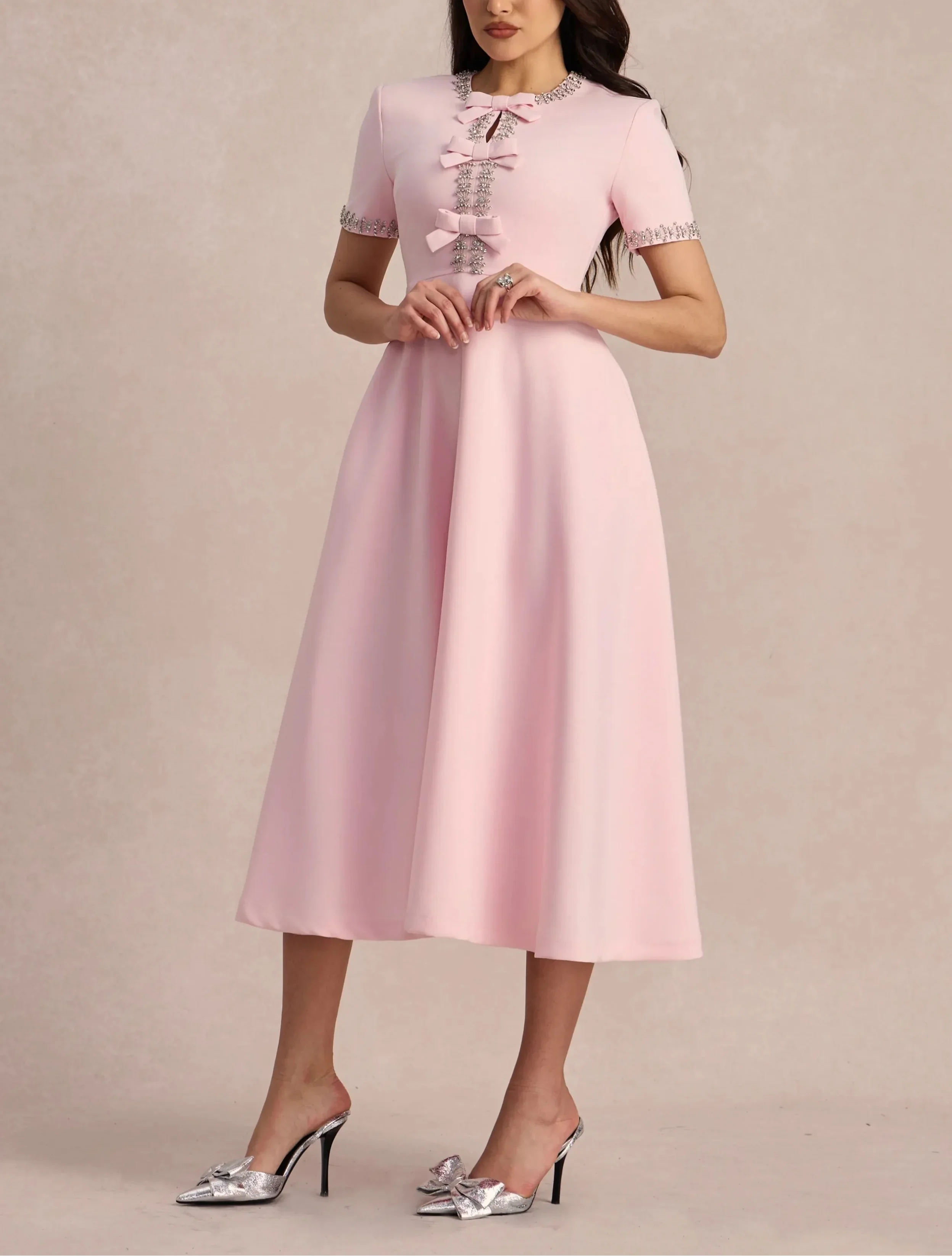 Raffaella™ | Ausgestelltes Kleid mit Schleifen und Perlen