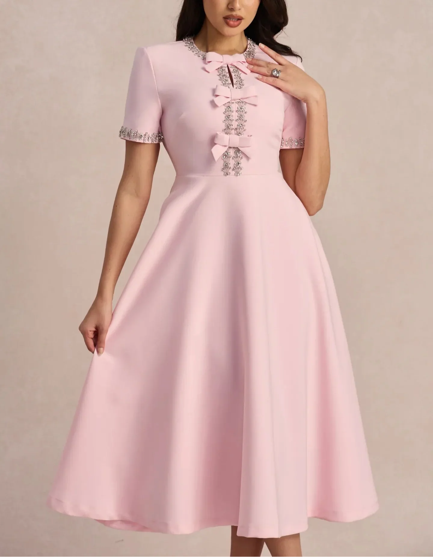 Raffaella™ | Ausgestelltes Kleid mit Schleifen und Perlen