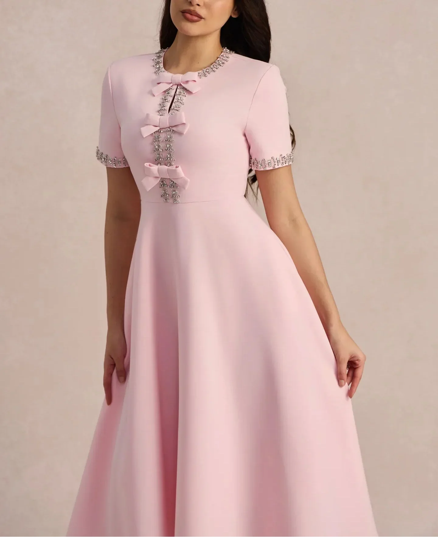 Raffaella™ | Ausgestelltes Kleid mit Schleifen und Perlen