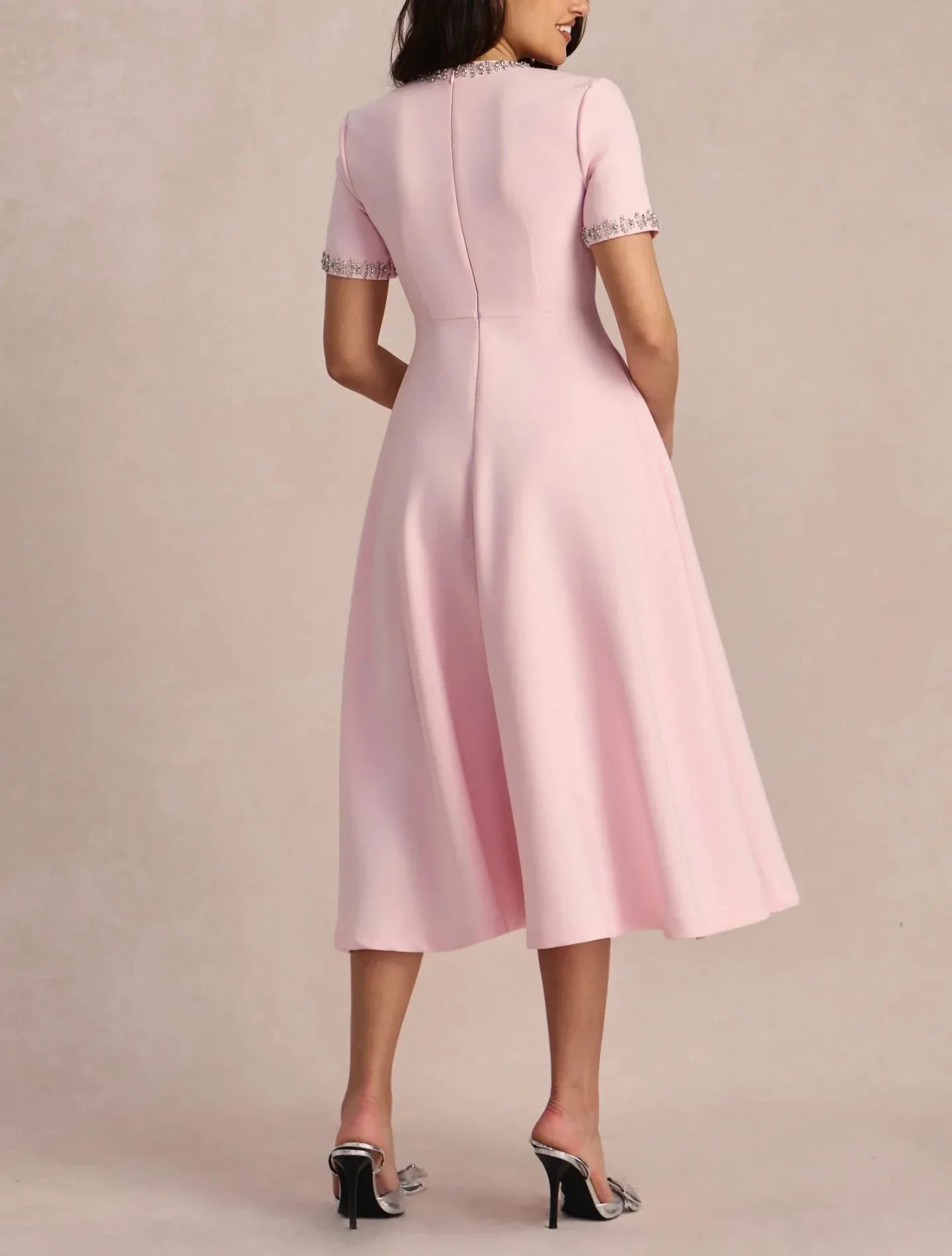 Raffaella™ | Ausgestelltes Kleid mit Schleifen und Perlen
